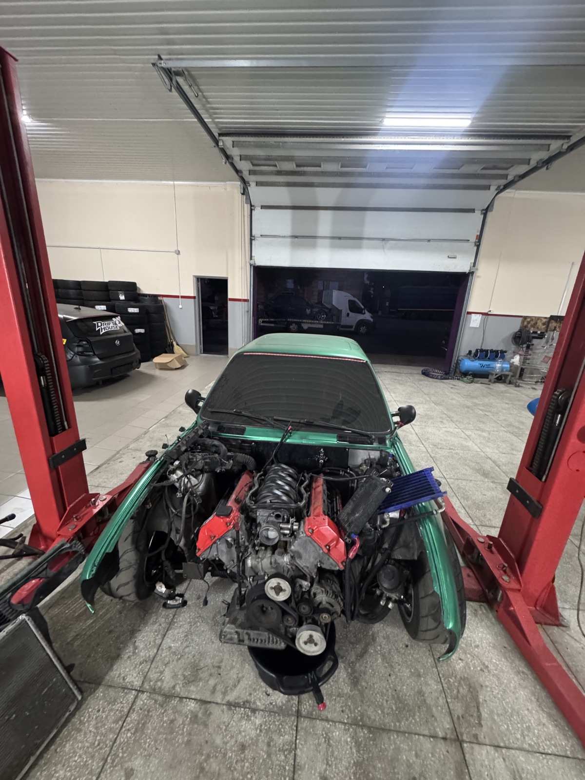 Автомобіль на підйомнику в цеху Drift House в Одесі