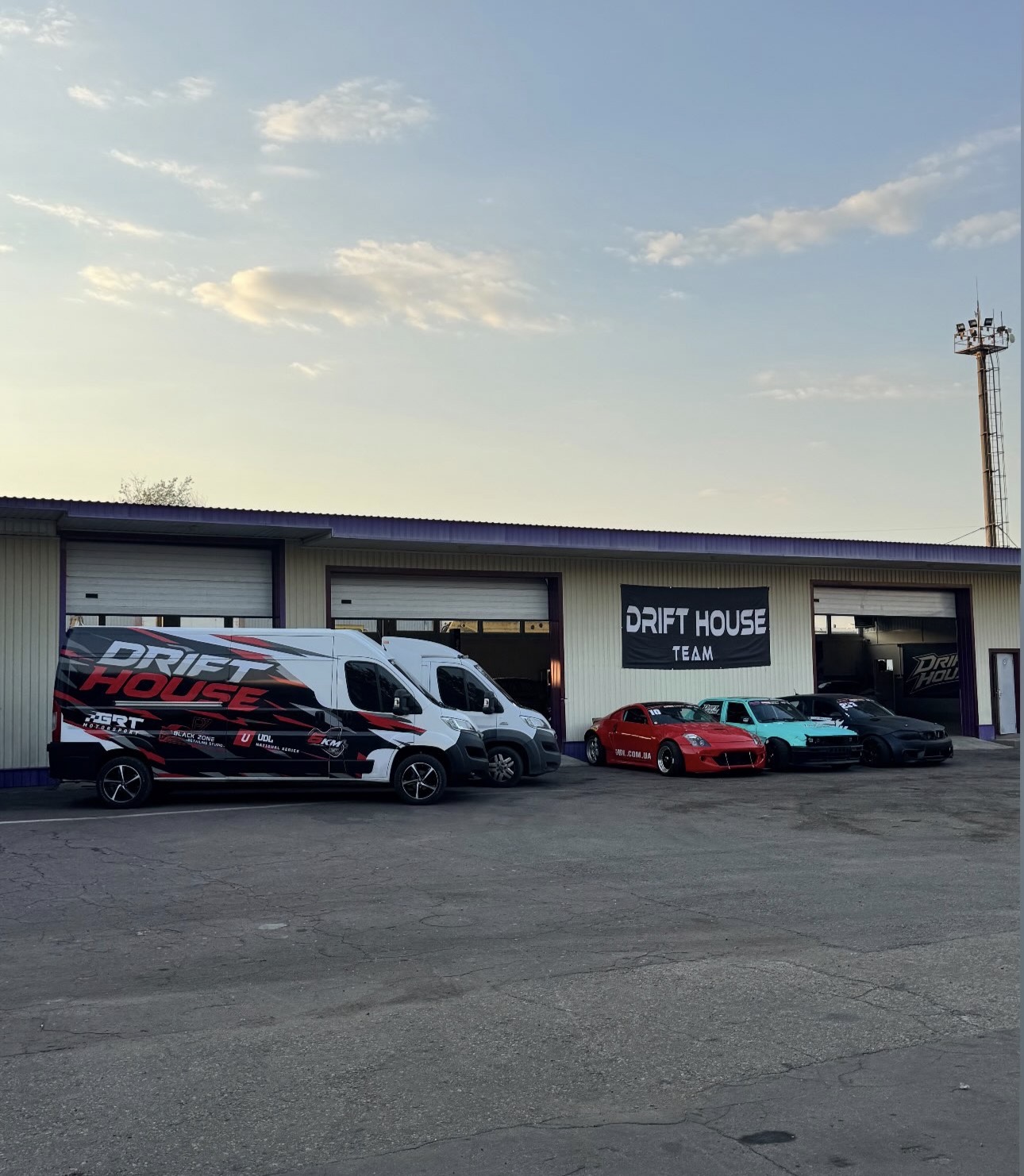 Транспорт виїзного СТО Drift House біля сервісу в Одесі